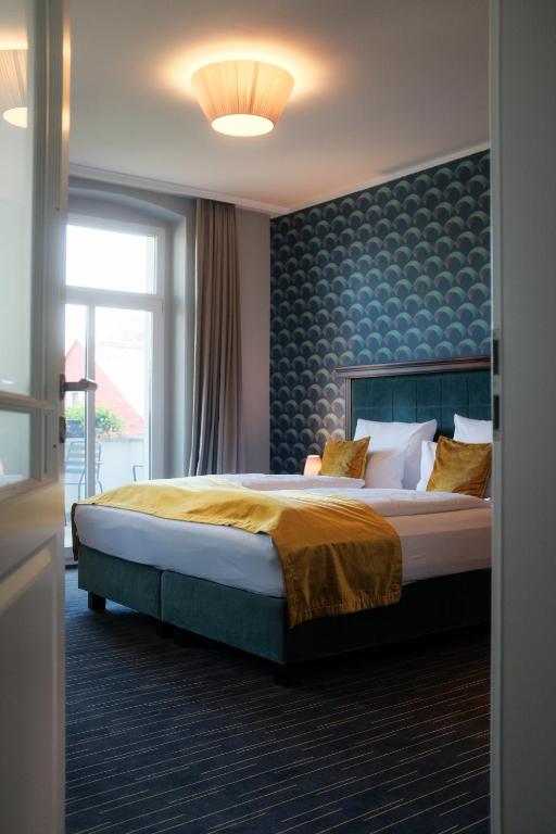 Postel nebo postele na pokoji v ubytování Logis Hotel QUARTIER 5, Sächsische Schweiz, mit Restaurant, Café & Bar