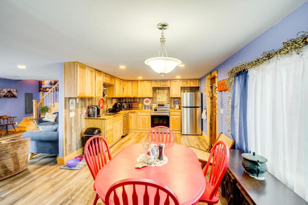 Kuchyň nebo kuchyňský kout v ubytování 4 Mi to Dtwn Catskill Mtn-View Home