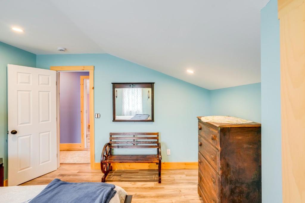 Postel nebo postele na pokoji v ubytování 4 Mi to Dtwn Catskill Mtn-View Home