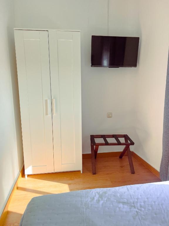 TV a/nebo společenská místnost v ubytování Hostal El Pinar