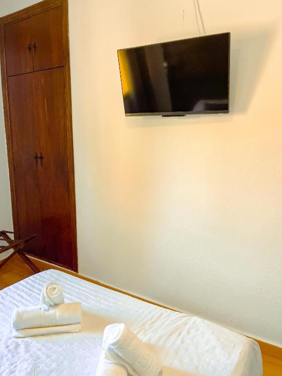 TV a/nebo společenská místnost v ubytování Hostal El Pinar