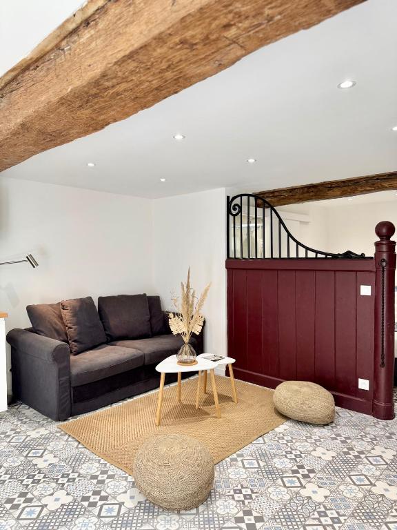 un salon avec un canapé et une table dans l'établissement Le Petit Contour, Hyper centre de Rennes, à Rennes