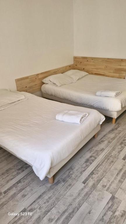 Cette chambre comprend 2 lits jumeaux et du parquet. dans l'établissement Suite Cosy Gare&TNB à 200 m - 3 personnes - Rennes, à Rennes