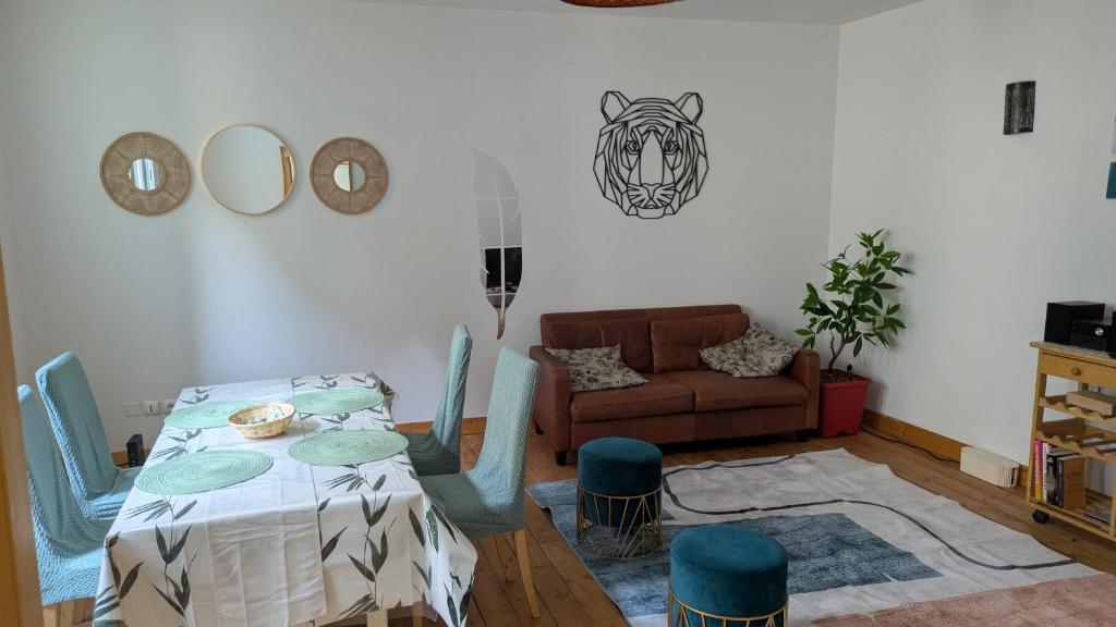 un salon avec une table et un canapé dans l'établissement Duplex spacieux - centre-ville, à Limoges