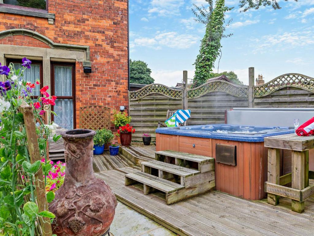 eine Terrasse mit Herd und Arbeitsplatte in der Unterkunft 2 Bed in Cresswell CN194 in Ulgham