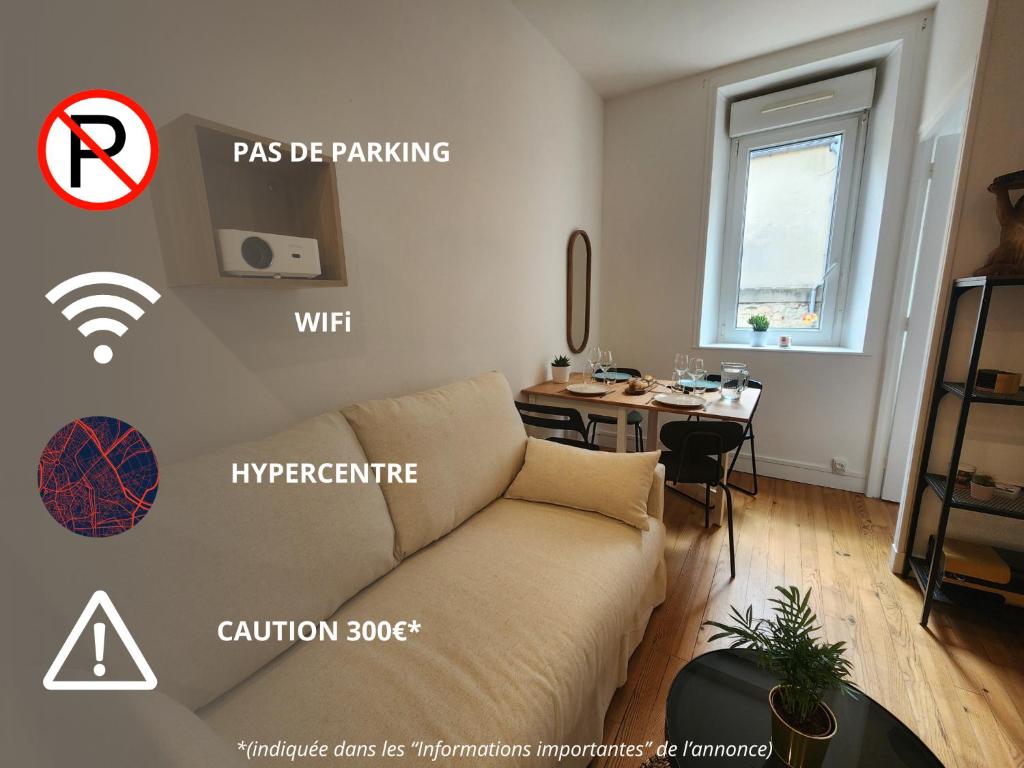 un salon avec un canapé et une table dans l'établissement Le Cocon du Château - Appt 4pers - Hypercentre, à Caen