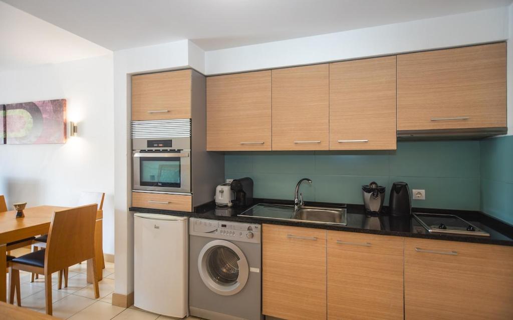 una cucina con lavatrice e lavandino di KÁ RICARDO - STUDIO 206 Vila Verde a Santa Maria