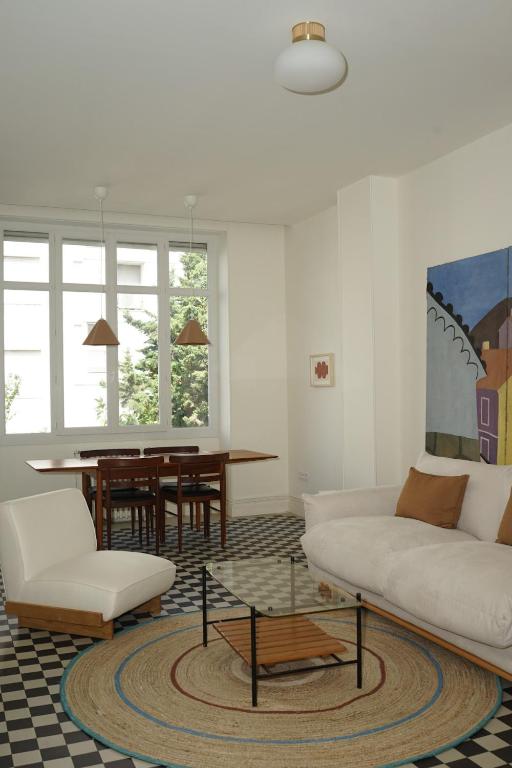 un salon avec un canapé et une table dans l'établissement Flat La Croisette Cannes La Croix d'Or 2, à Cannes