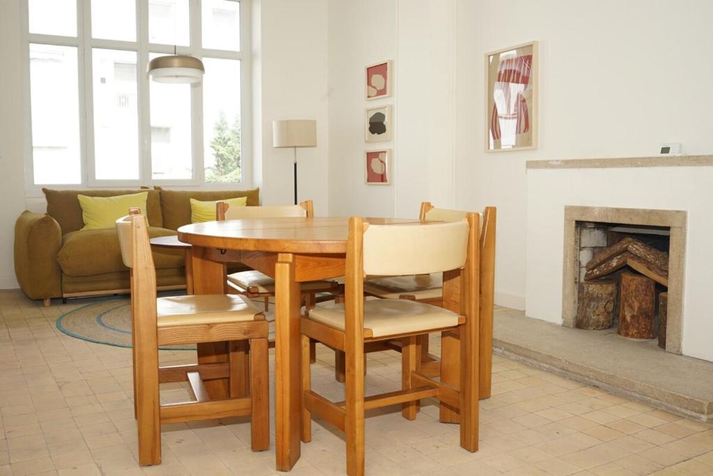 un salon avec une table et des chaises en bois dans l'établissement Flat la Croisette Cannes La Croix d'Or 3, à Cannes