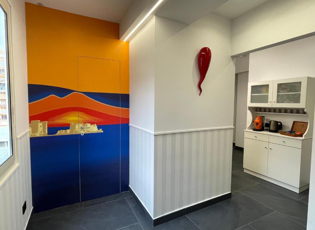 ein Flur mit einer bunten Wand in einer Küche in der Unterkunft vesuvius115 in Neapel