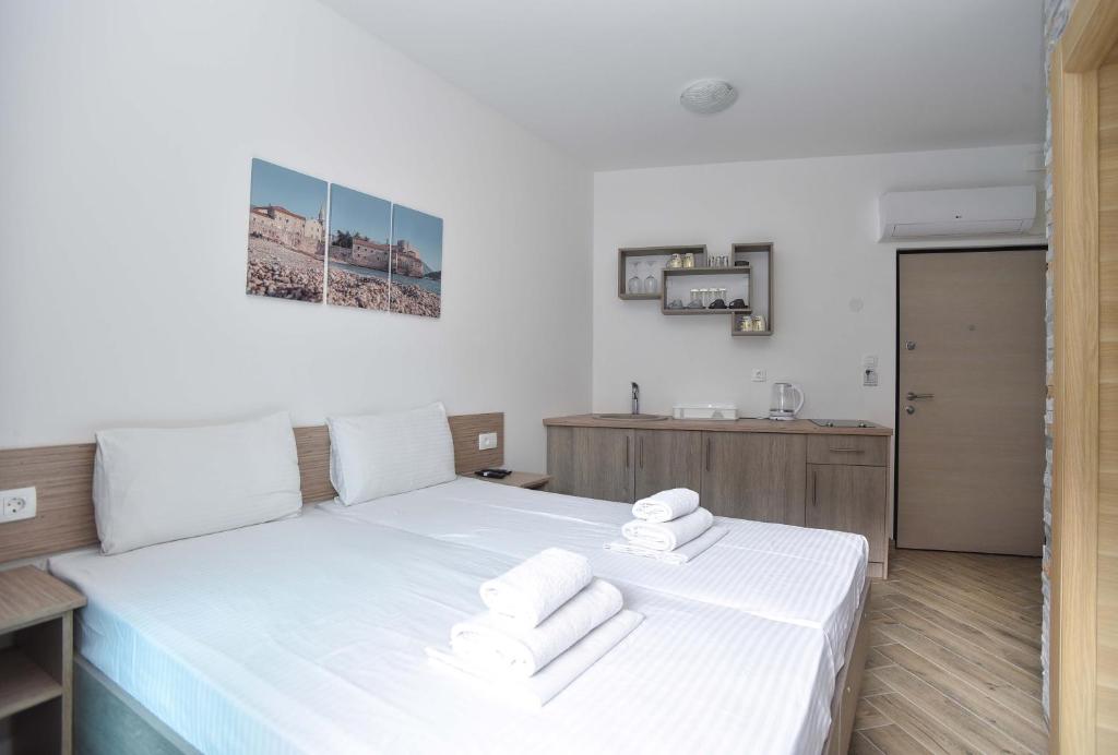 Postel nebo postele na pokoji v ubytování Apartments Jadranski Biser
