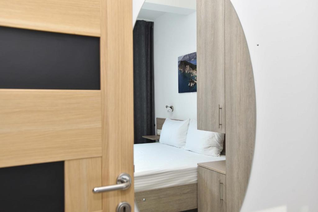 Postel nebo postele na pokoji v ubytování Apartments Jadranski Biser
