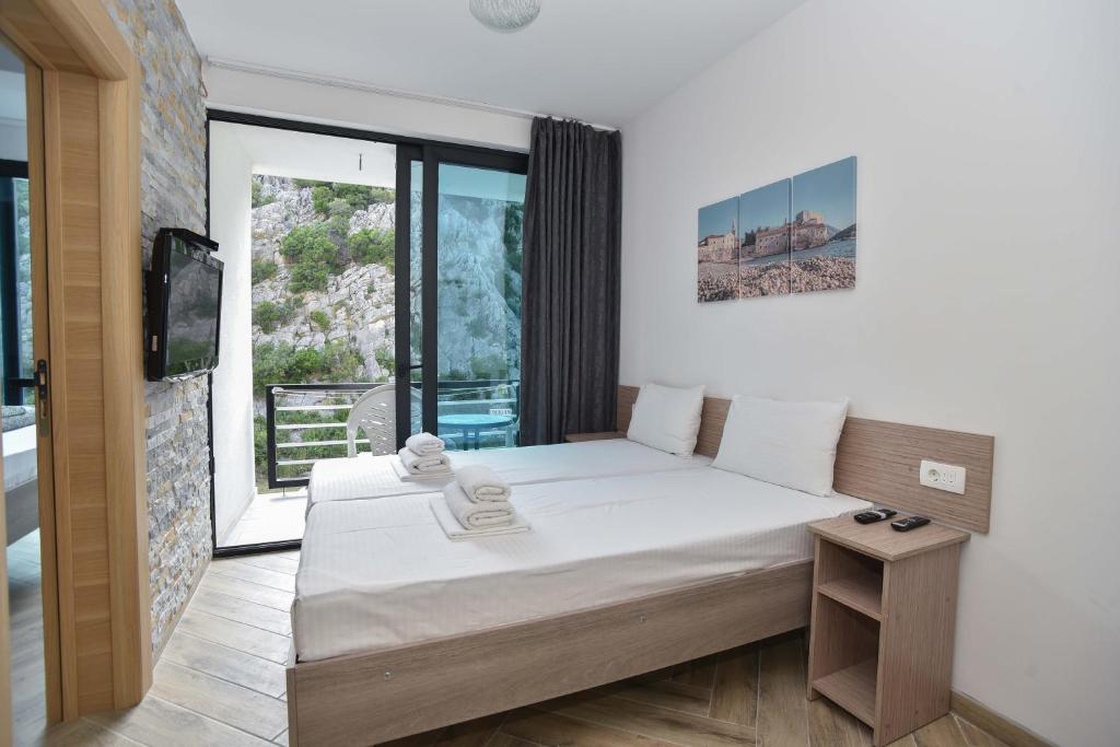 Postel nebo postele na pokoji v ubytování Apartments Jadranski Biser