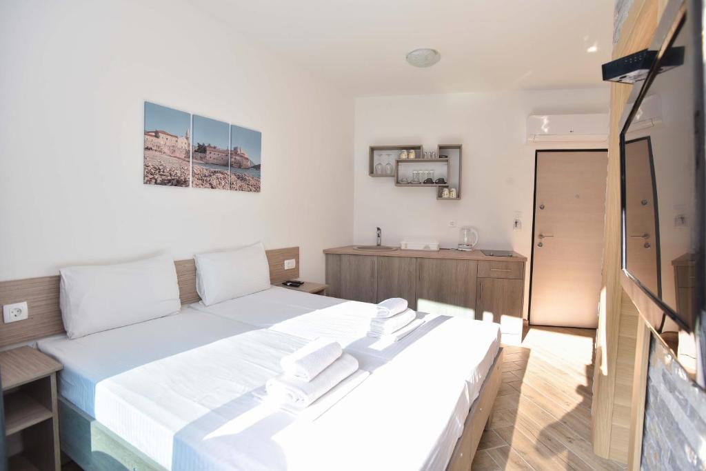 Postel nebo postele na pokoji v ubytování Apartments Jadranski Biser