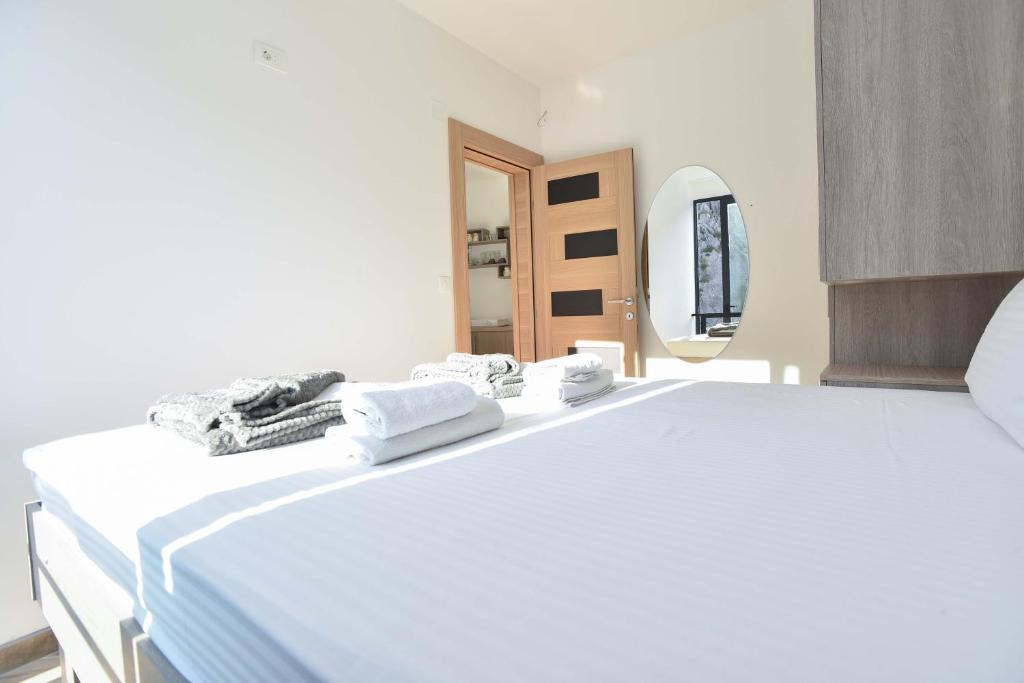Postel nebo postele na pokoji v ubytování Apartments Jadranski Biser