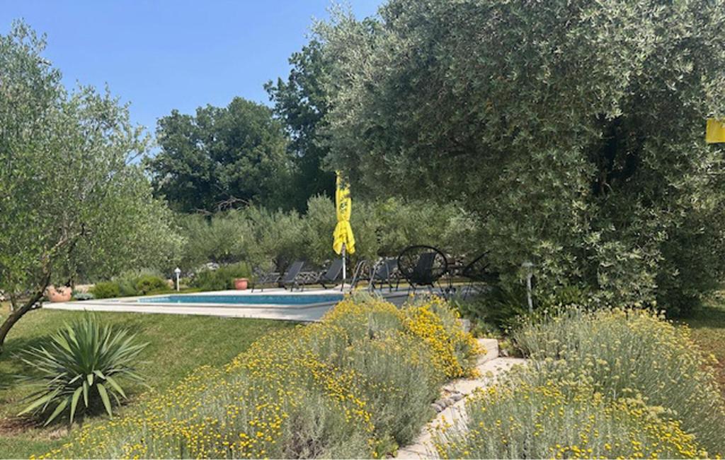 Vonkajšia záhrada v ubytovaní Three-Bedroom Holiday Home In Vinjani Donji