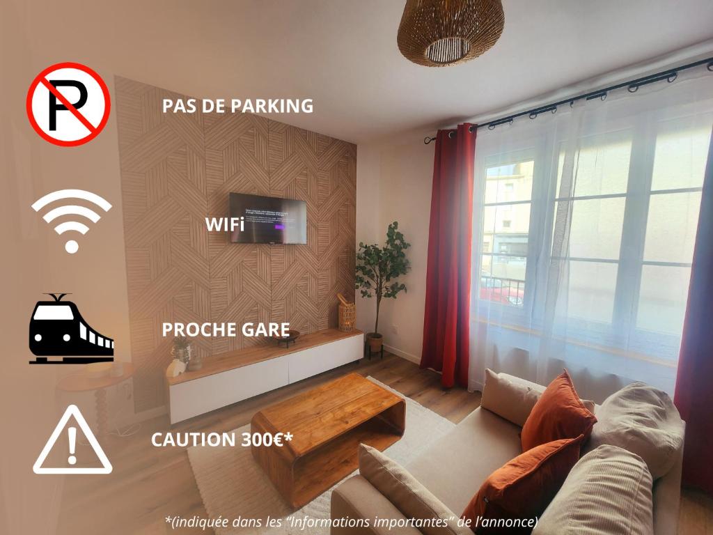 un salon avec un canapé et une télévision dans l'établissement La Pause Plaisir - Studio à la Gare, à Caen
