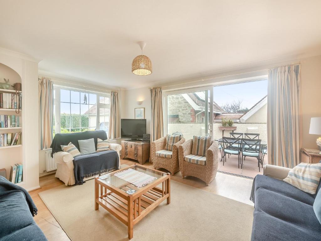 een woonkamer met een bank en een tafel bij Stonehanger 2 - Cottage in Salcombe