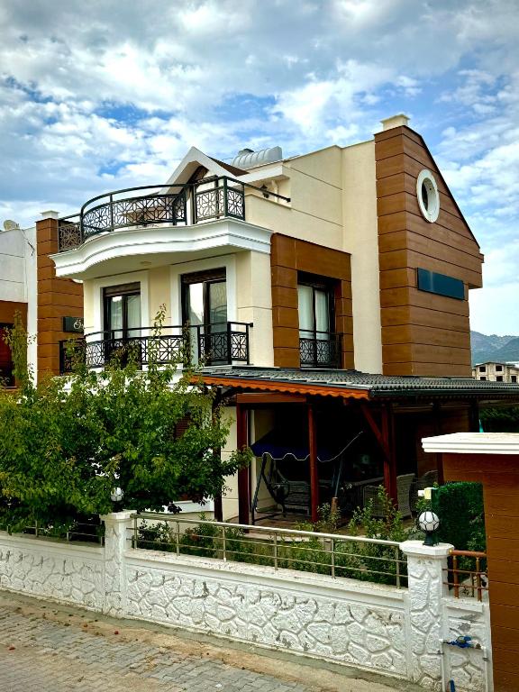 Το κτήριο όπου στεγάζεται  η βίλα