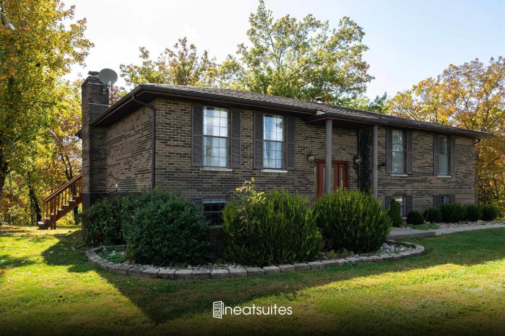 ein kleines Backsteinhaus mit Garten in der Unterkunft Sleeps 12, Wooded Lot, Near Ark, Great for Family in Williamstown