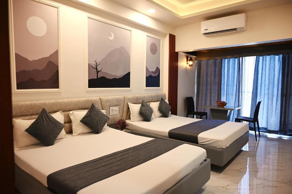 Postel nebo postele na pokoji v ubytování Hotel Saideep Villas, Shirdi