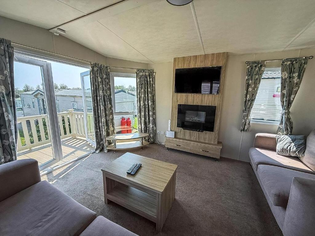 Posezení v ubytování Stunning 8 Berth Caravan With Decking And Unlimited Wi-Fi, Ref 71012P