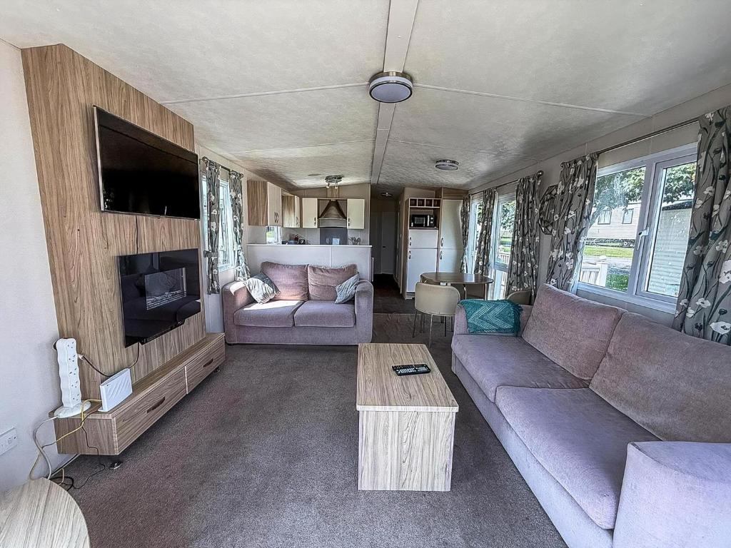 Posezení v ubytování Stunning 8 Berth Caravan With Decking And Unlimited Wi-Fi, Ref 71012P