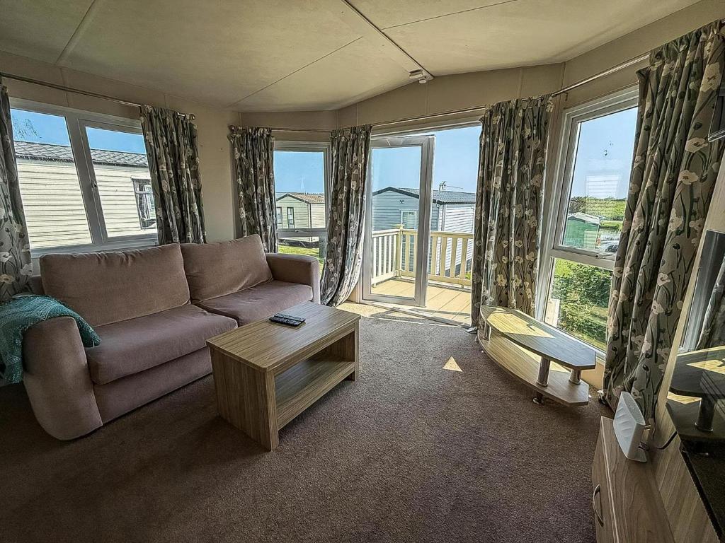 Posezení v ubytování Stunning 8 Berth Caravan With Decking And Unlimited Wi-Fi, Ref 71012P