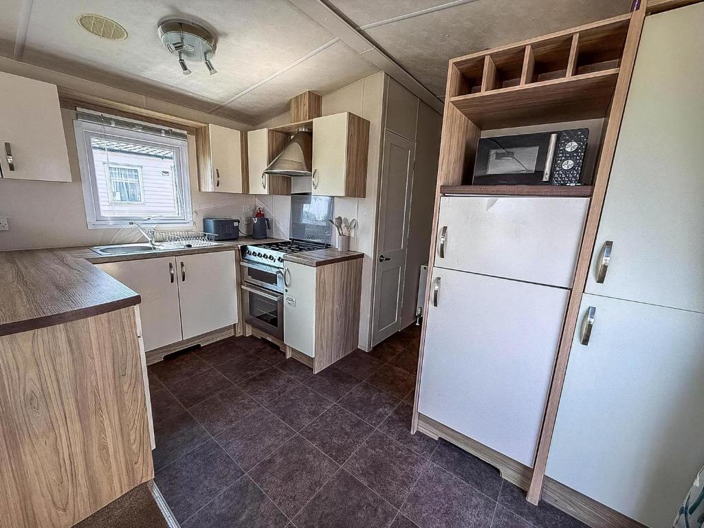 Kuchyň nebo kuchyňský kout v ubytování Stunning 8 Berth Caravan With Decking And Unlimited Wi-Fi, Ref 71012P