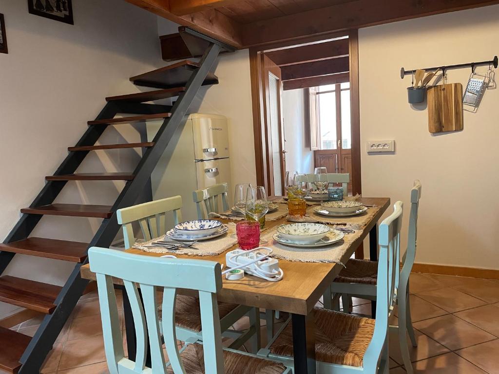 カリアリにあるCasa Marina 2のダイニングルーム(椅子、階段付)