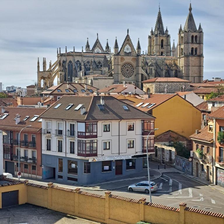 a view of a city with a cathedral at Miresileón in León