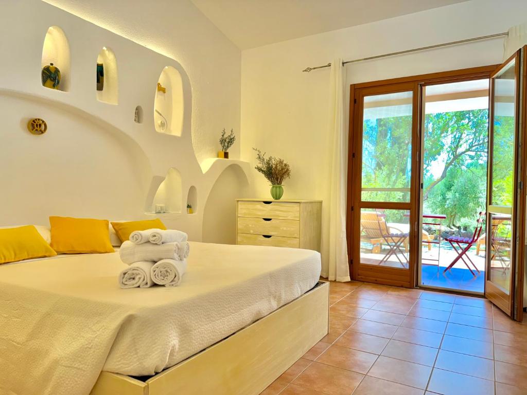 Postel nebo postele na pokoji v ubytování Green Hotel "I Mandorli di Dommos"