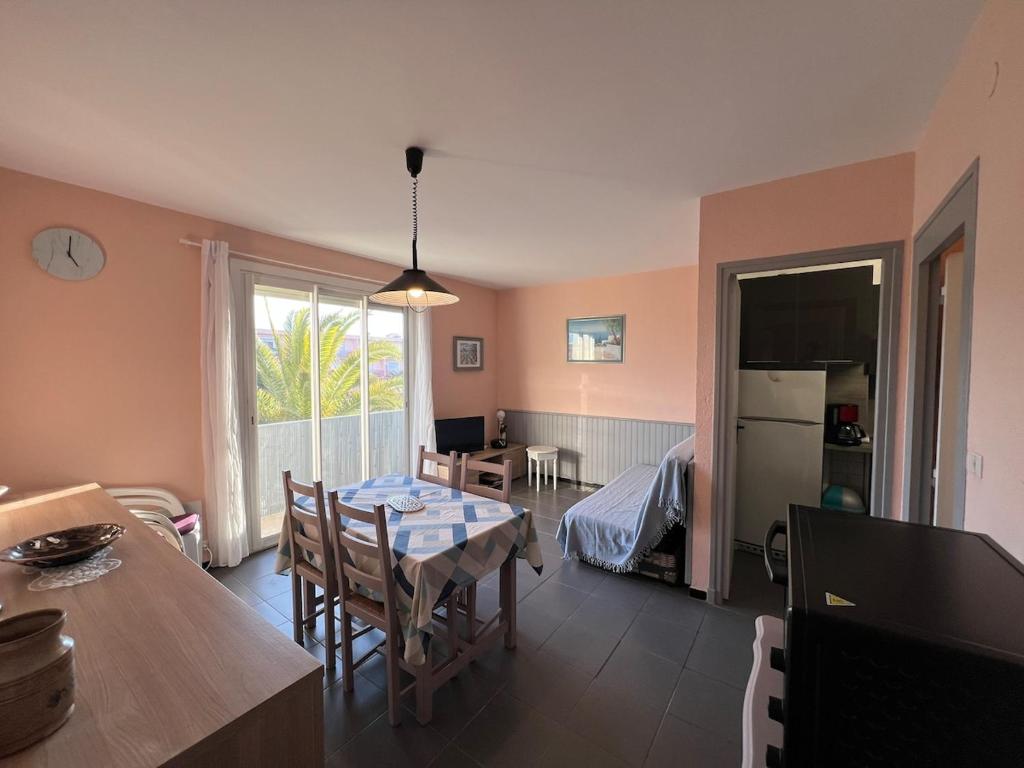 une cuisine et une salle à manger avec une table et un lit dans l'établissement T2 avec Balcon et Parking vue mer !, à Saint Cyprien Plage