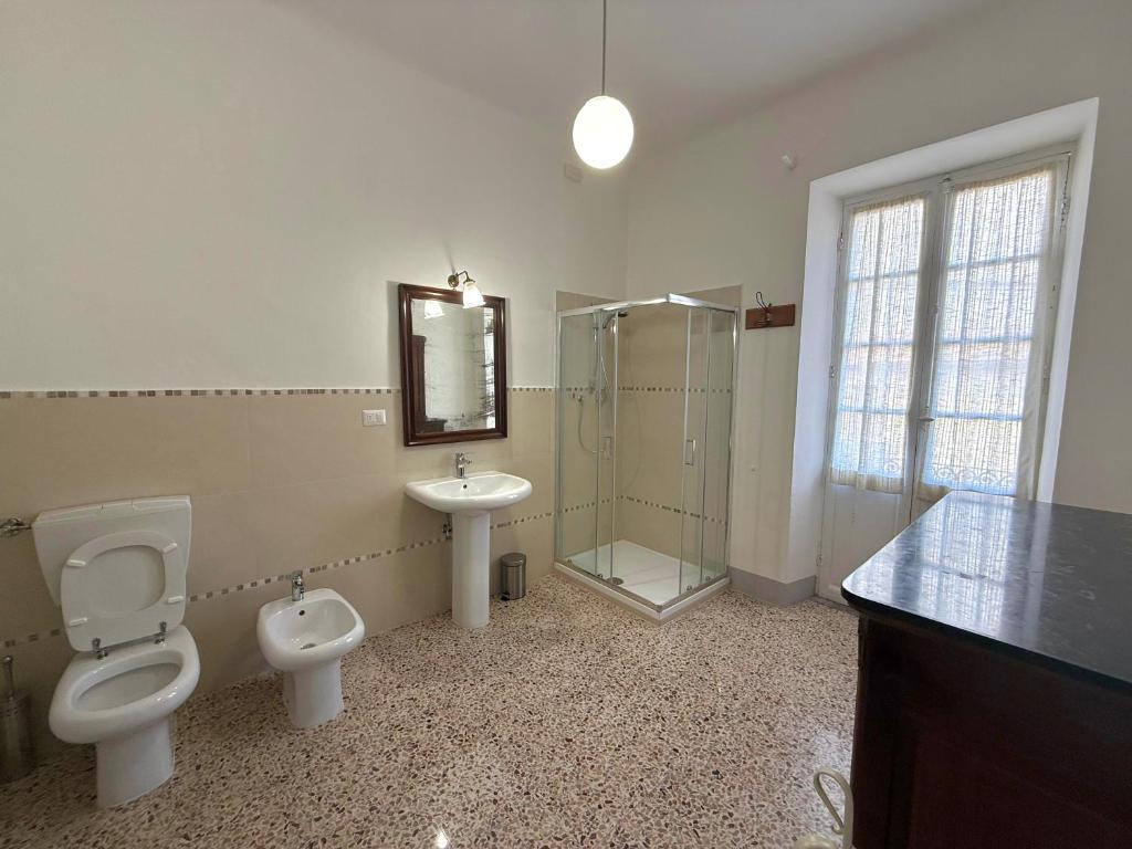 Koupelna v ubytování Albergo Dellangelo