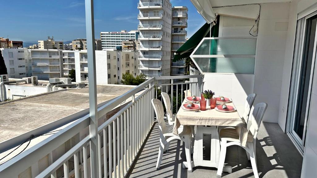 ein Tisch und Stühle auf einem Balkon mit Aussicht in der Unterkunft ROMPEOLAS GANDIA - Alquiler solo a familias in Gandía