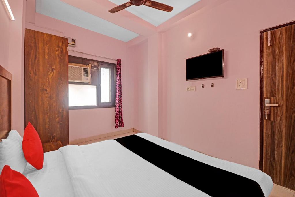 TV a/nebo společenská místnost v ubytování Hotel O Cherry Inn