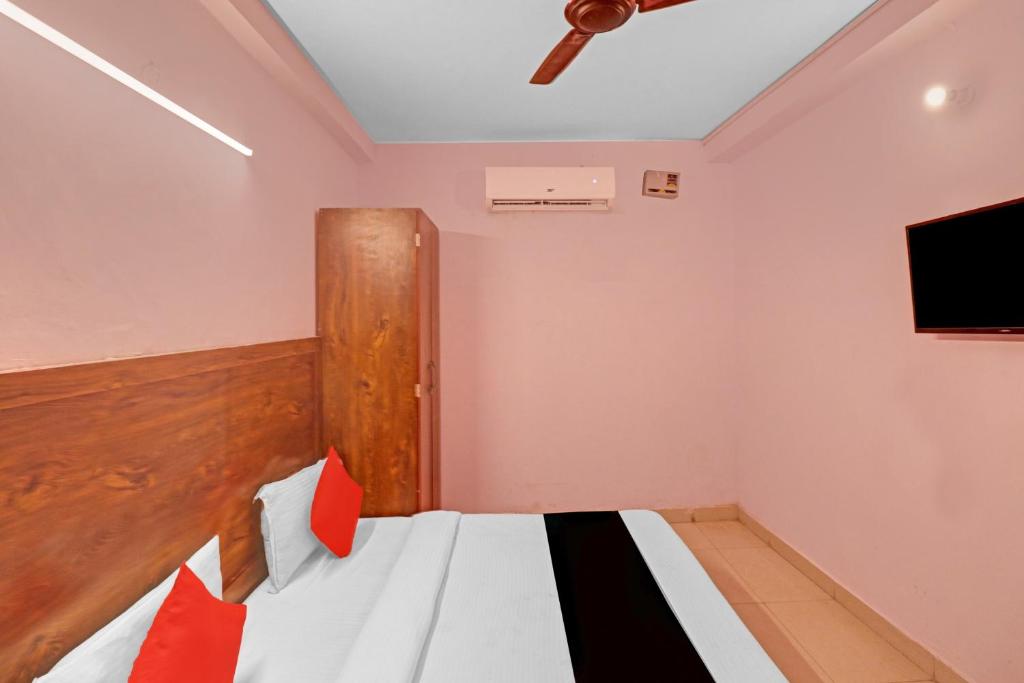 Postel nebo postele na pokoji v ubytování Hotel O Cherry Inn