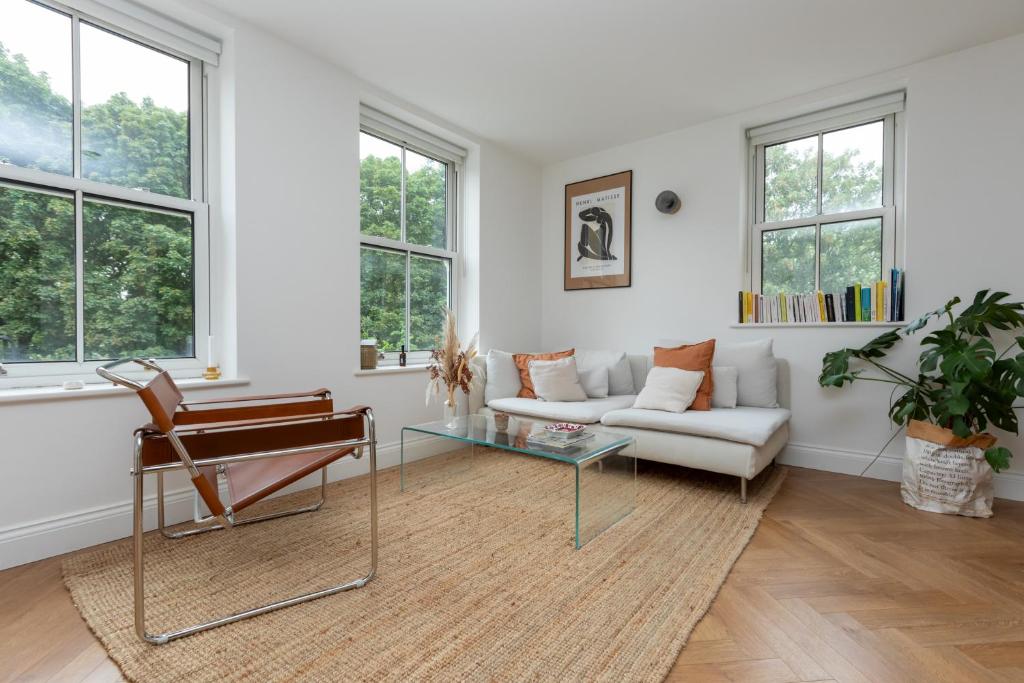 Posezení v ubytování Bright Studio with Park Views - London Fields