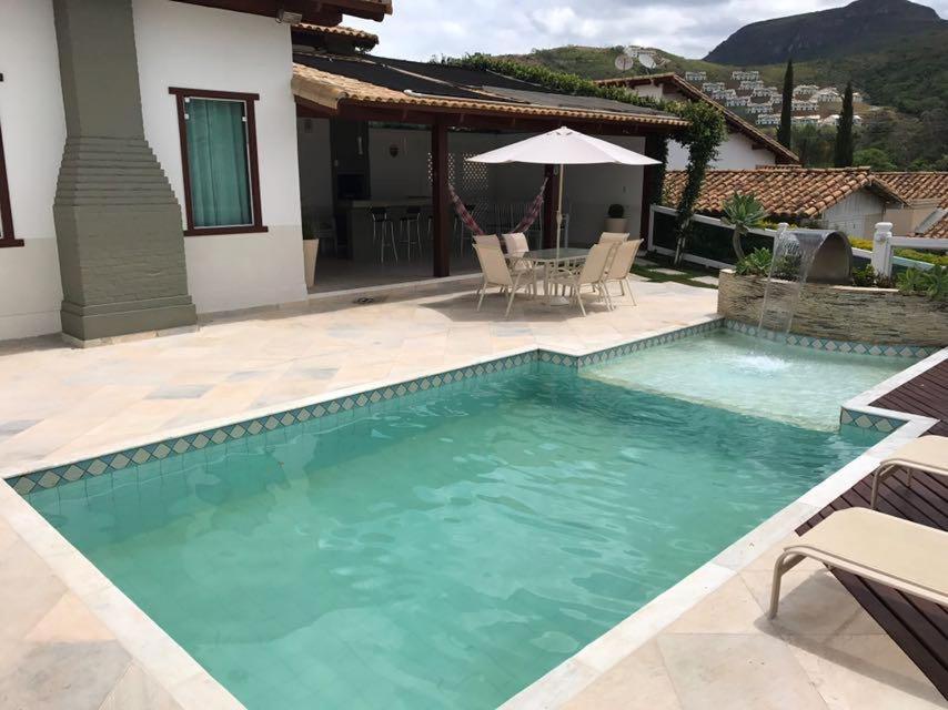 une piscine devant une maison dans l'établissement Casa Marcos, à Capitólio