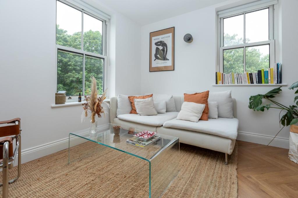 Posezení v ubytování Bright Studio with Park Views - London Fields