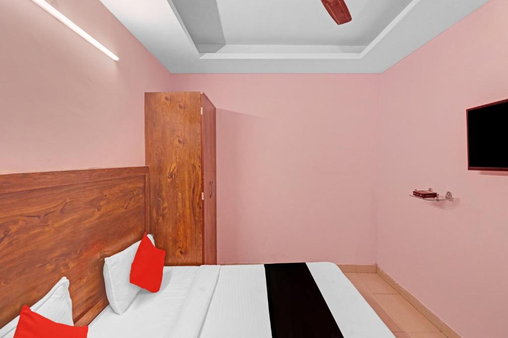 Postel nebo postele na pokoji v ubytování Hotel O Cherry Inn