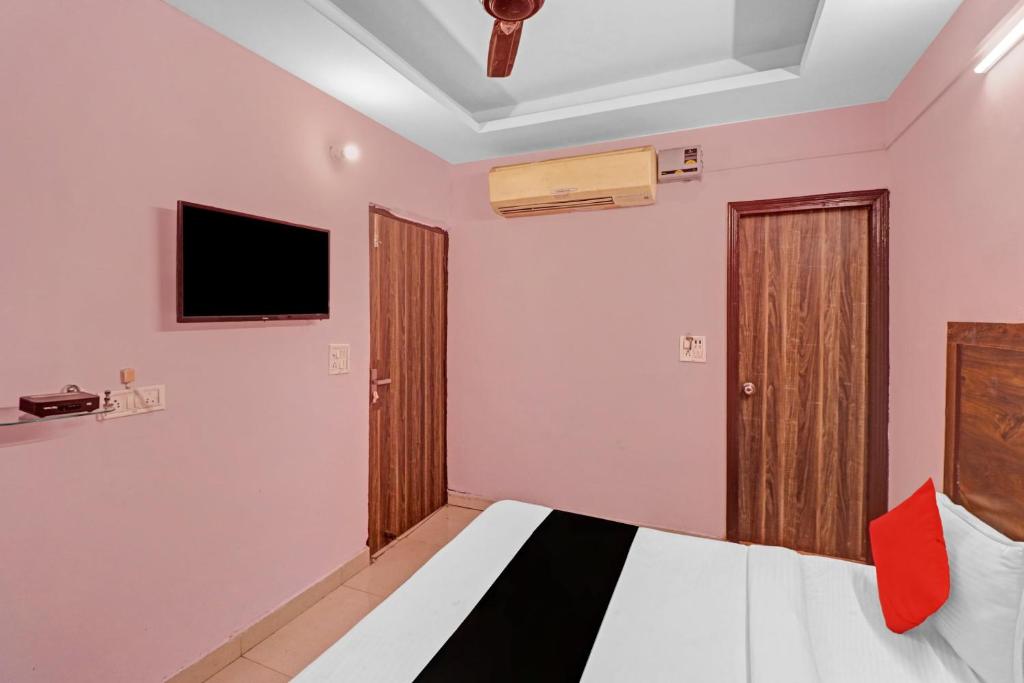 TV a/nebo společenská místnost v ubytování Hotel O Cherry Inn