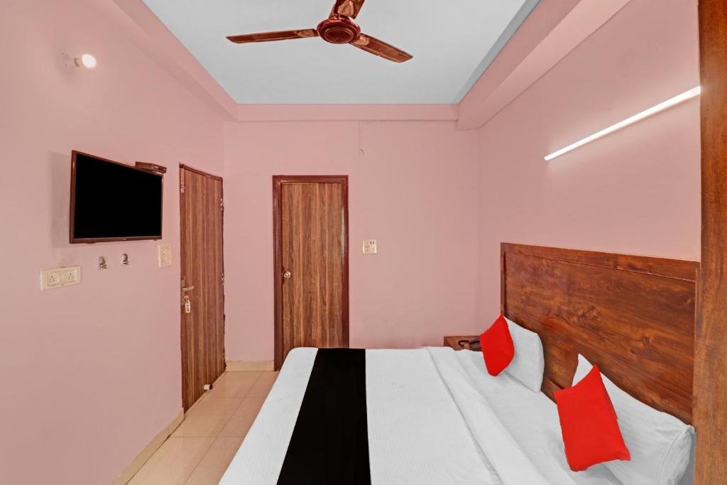 Postel nebo postele na pokoji v ubytování Hotel O Cherry Inn