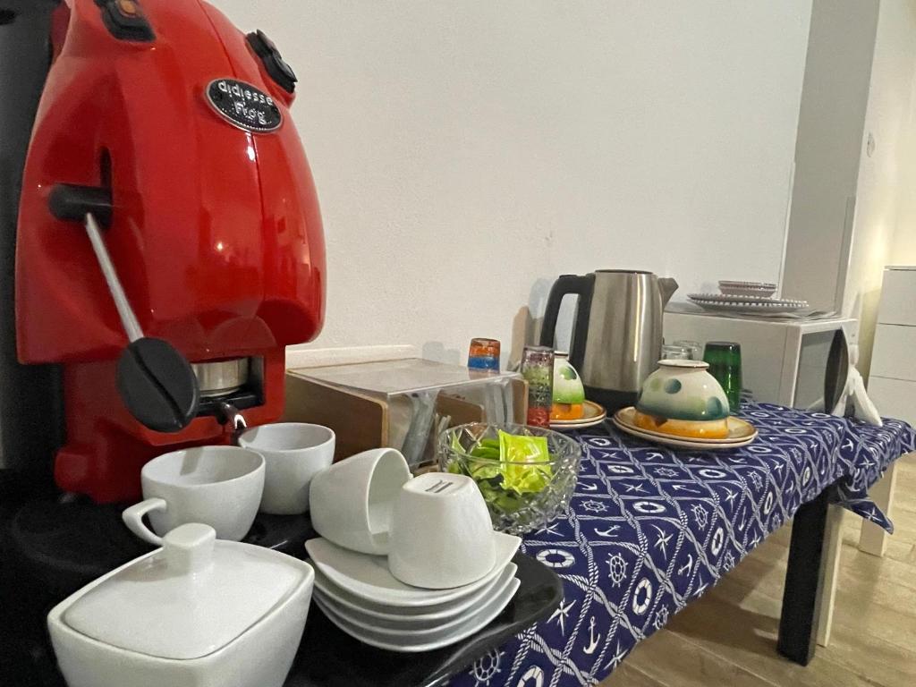 Príslušenstvo na prípravu kávy alebo čaju v ubytovaní Sea View Teti Rooms & Apts