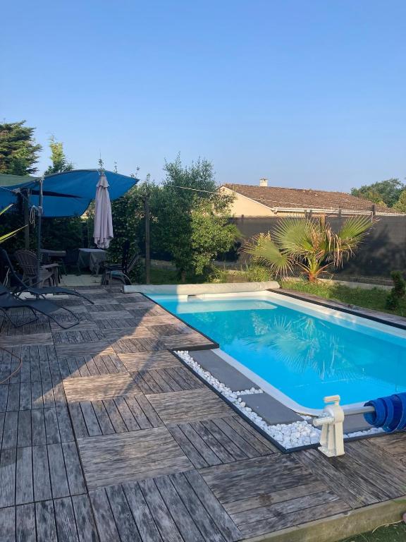 - une piscine dans une cour avec une piscine dans l'établissement Maison pour 6 personnes avec jardin et piscine, à Artigues-près-Bordeaux