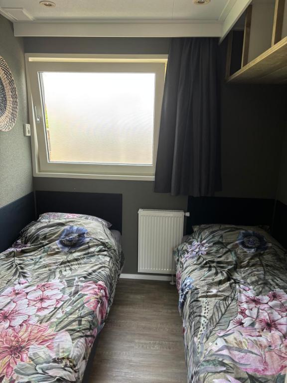 Postel nebo postele na pokoji v ubytování Vakantiewoning Maiva - Chaletparc Krabbenkreek