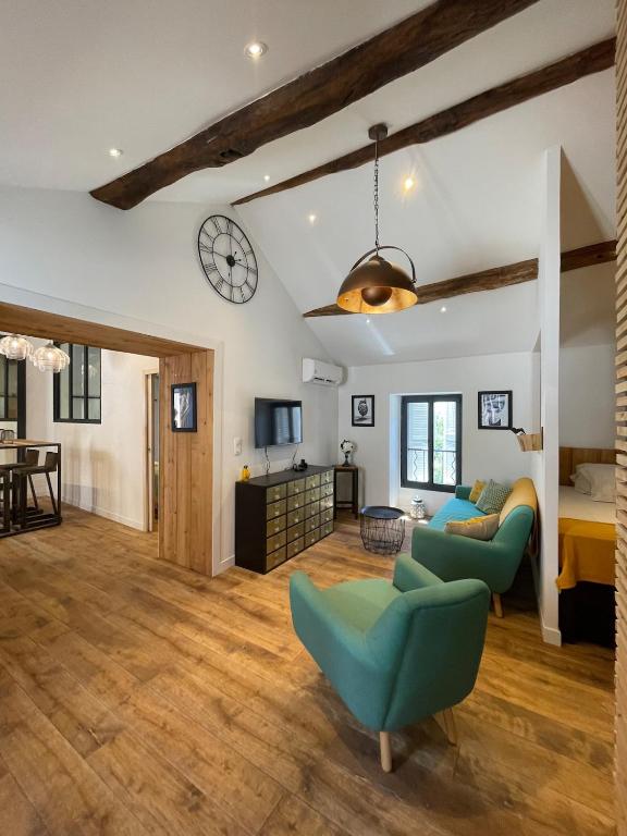 un salon avec un canapé et une table dans l'établissement Cap sur la mer - casa Paoli, à Brando