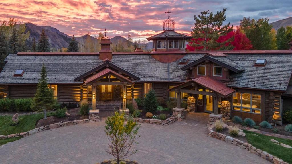 a large house with a gambrel roof at Apres Lodge 5 Bedroom in Hailey