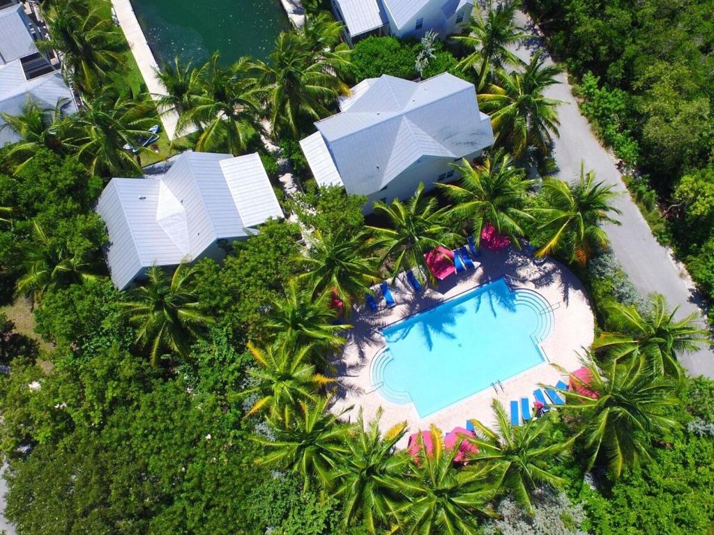 Bazén v ubytování Tropical Seahorse at Coral Lagoon - Waterfront Villa w Resort Pool & 34' Dock nebo v jeho okolí