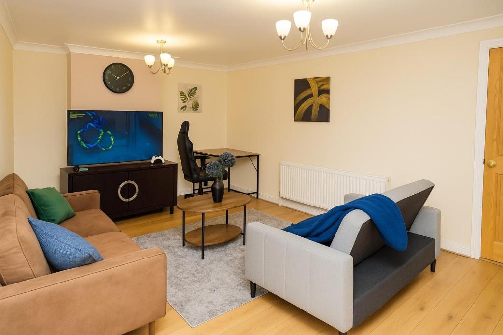 Μια τηλεόραση ή/και κέντρο ψυχαγωγίας στο Spacious 3-Bedroom, Free parking, Garden, Pet Friendly, superfast Wi-Fi!